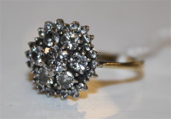 18ct gold and diamond cluster ring, size S.(-)